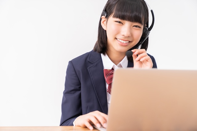 オンライン英会話のレッスンを受けるブレザーを着た女子中学生