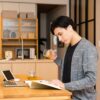 紅茶を飲みながら自宅で勉強する男性