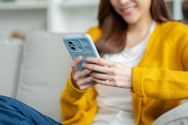 スマートフォンを操作する女性