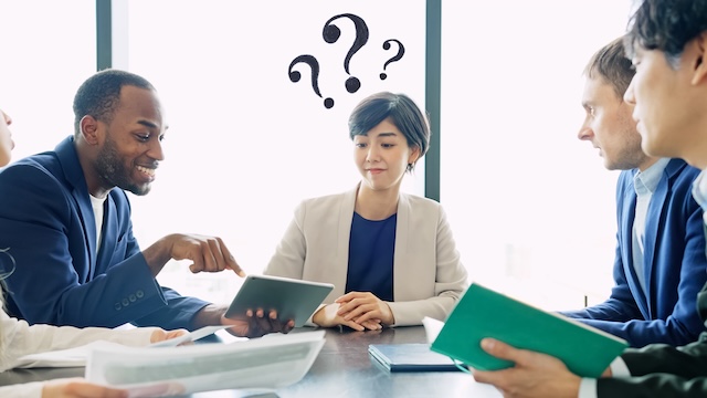 国際会議で外国人が話す内容にはてなが浮かぶ日本人女性