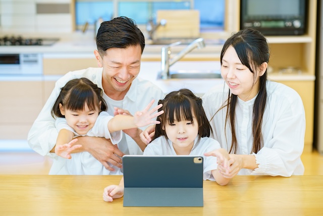 タブレットを一緒に見る家族