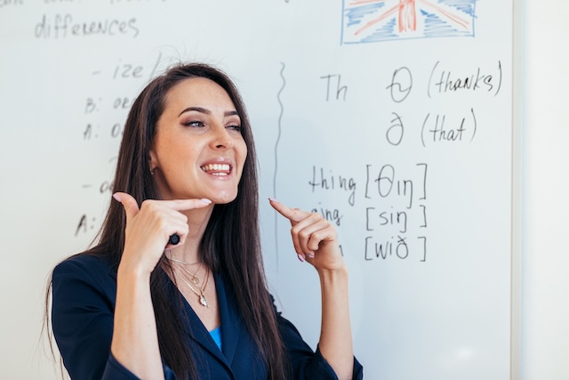 英語の発音について指導する外国人講師