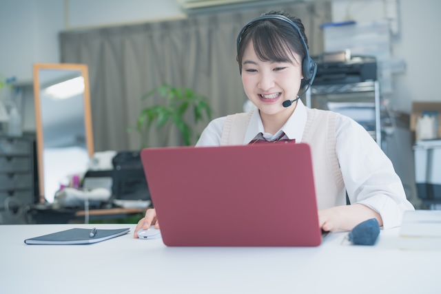 自宅でオンライン英会話レッスンを受ける女子高校生