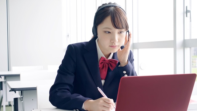オンライン英会話のレッスンを受けるブレザーを着た女子高校生