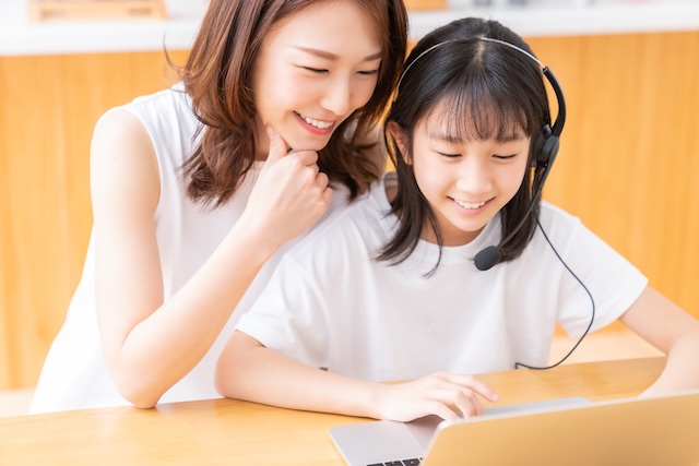 オンライン英会話レッスンを受ける親子