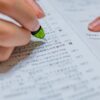 英語の参考書に取り組む人