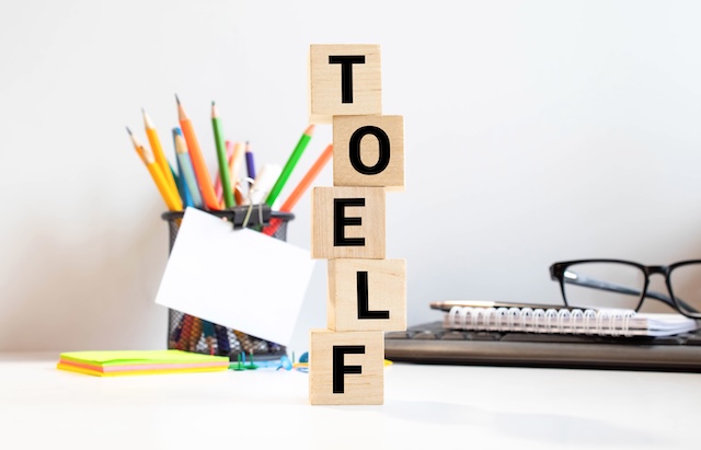 TOEFLと書かれた木のブロック