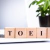 TOEICを表す木のブロック