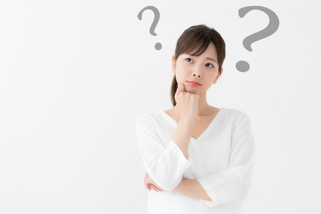 はてなマークが浮かぶ日本人女性