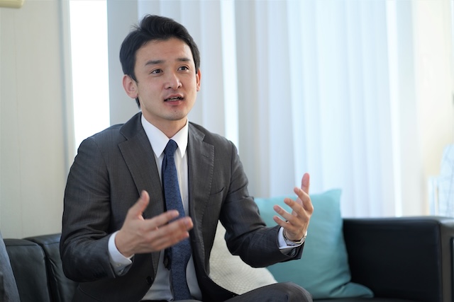 会話に集中するビジネスマン