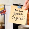 手に持たれたあなたは英語を話せますかと書かれた付箋