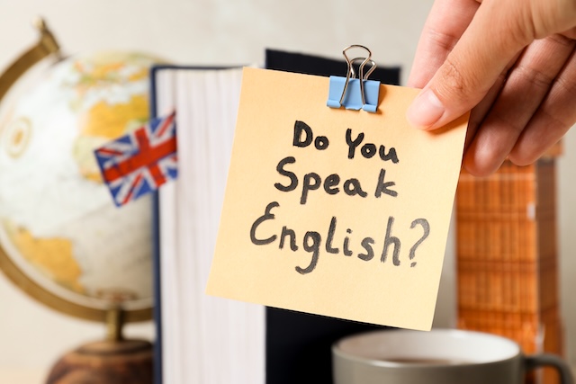 手に持たれたあなたは英語を話せますかと書かれた付箋