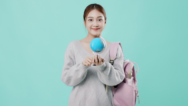 地球儀を持っている女子大学生