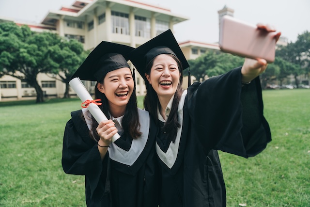 海外の大学を卒業した女子大学生たち