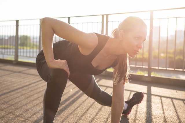 ランニングの準備運動をしている外国人女性