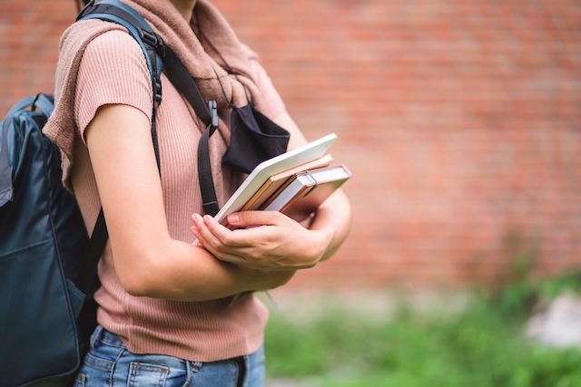 教科書を抱えながら歩く日本人留学生