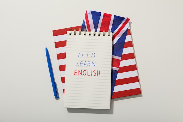 ノートとイギリスとアメリカの国旗で学ぶ英語