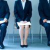 面接を受けるスーツの男女
