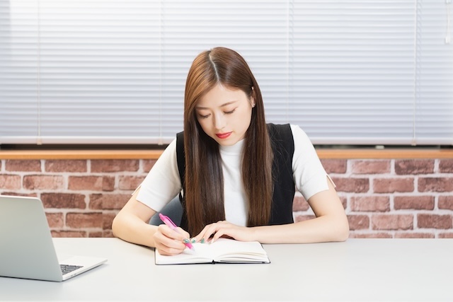 勉強する若い女性